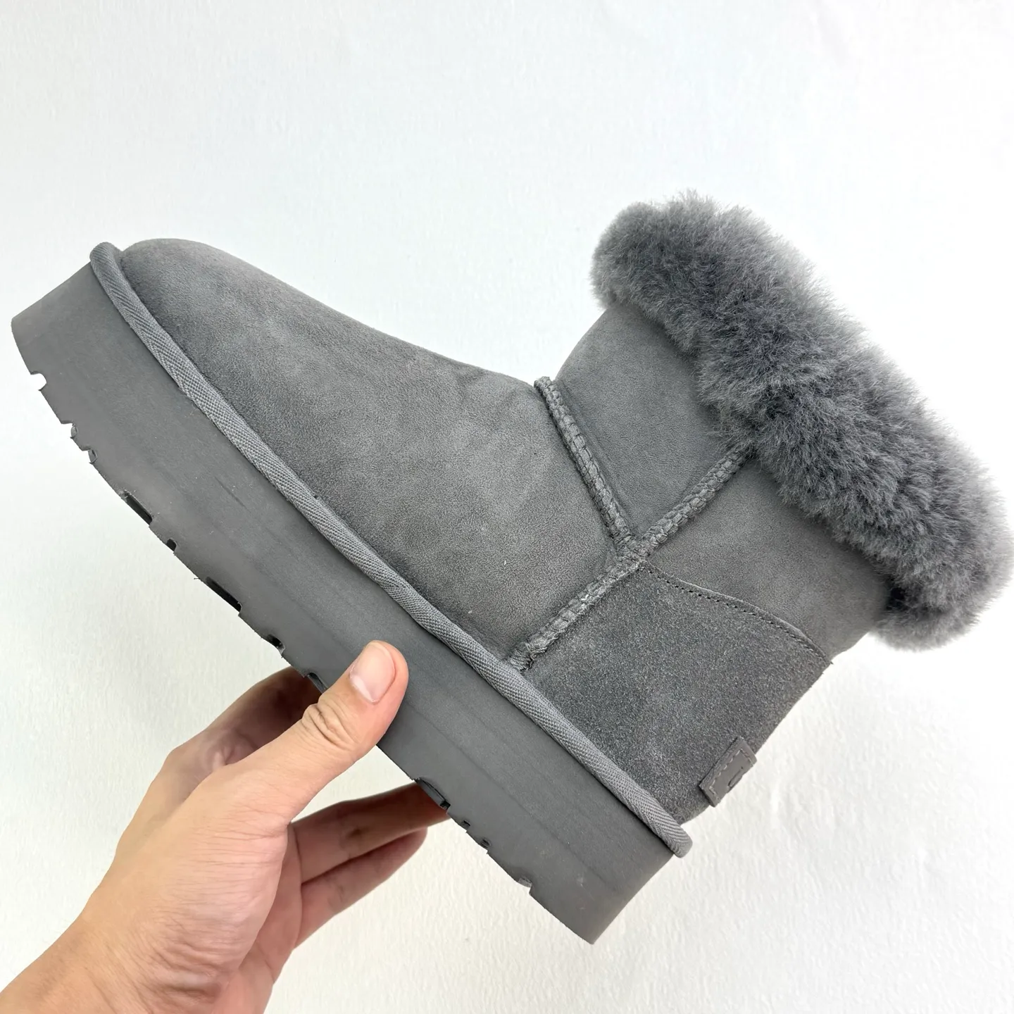 Pick up locally 💰480 The core recommendation is good price. The platform’s foreign trade is exclusive to UGG Classic Short II horn buckle women’s snow boots 1118816 Produced by the ten-year-old brand shoemaking factory production line. Pay attention to every detail. Longfeng A-grade genuine sheep fur is integrated. Completely built in accordance with the ZP process. Size: 35 36 37 38 39 40